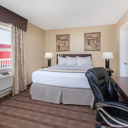 Econo Lodge Inn & Suites Medicine Hat Eksteriør billede