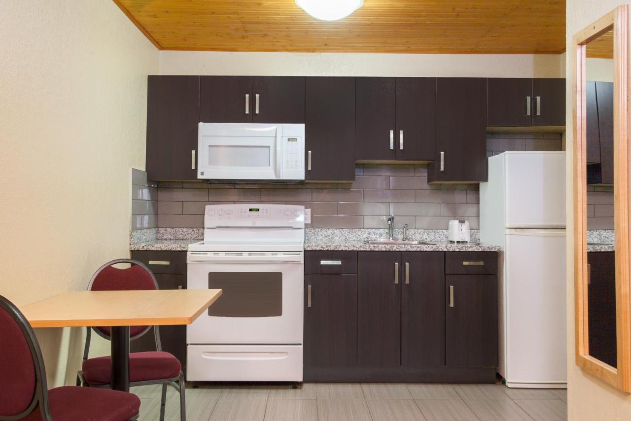Econo Lodge Inn & Suites Medicine Hat Eksteriør billede