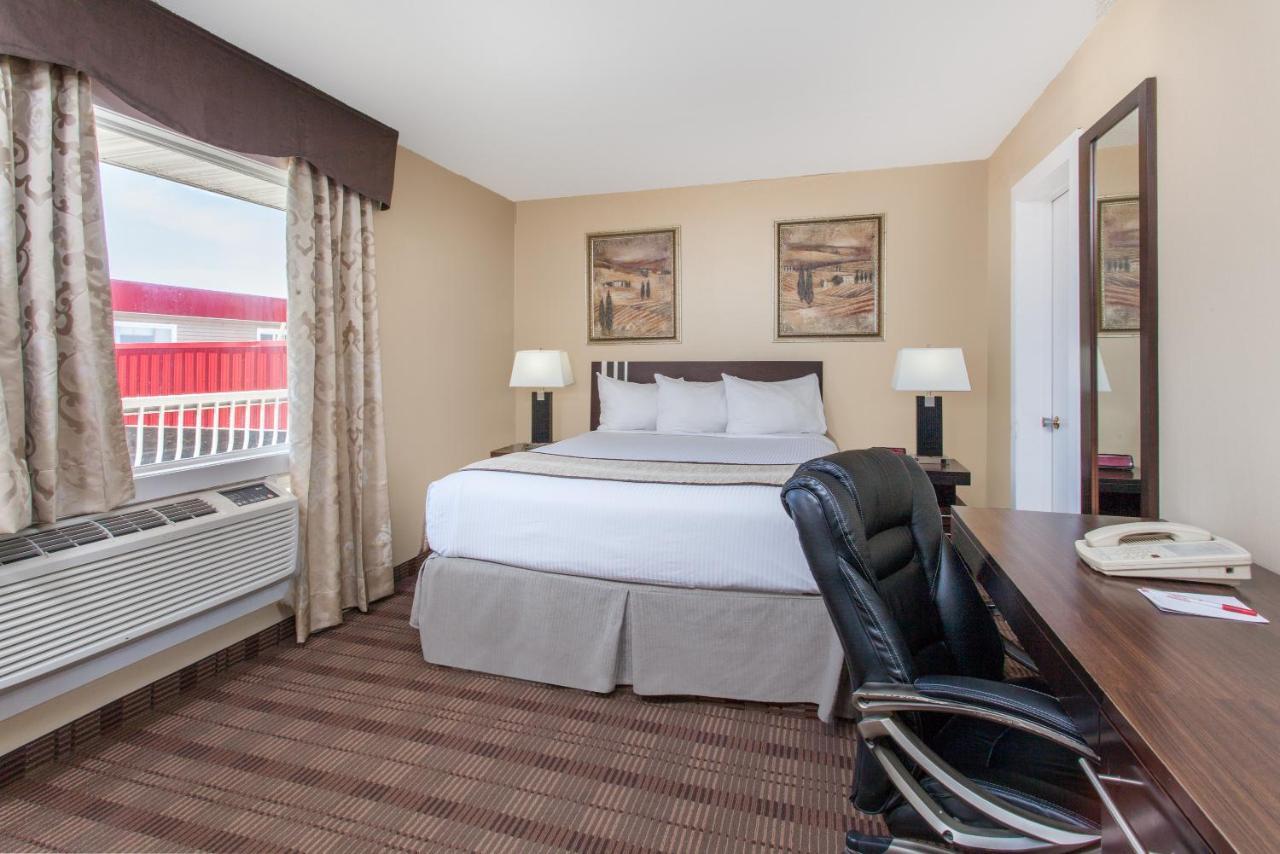 Econo Lodge Inn & Suites Medicine Hat Eksteriør billede