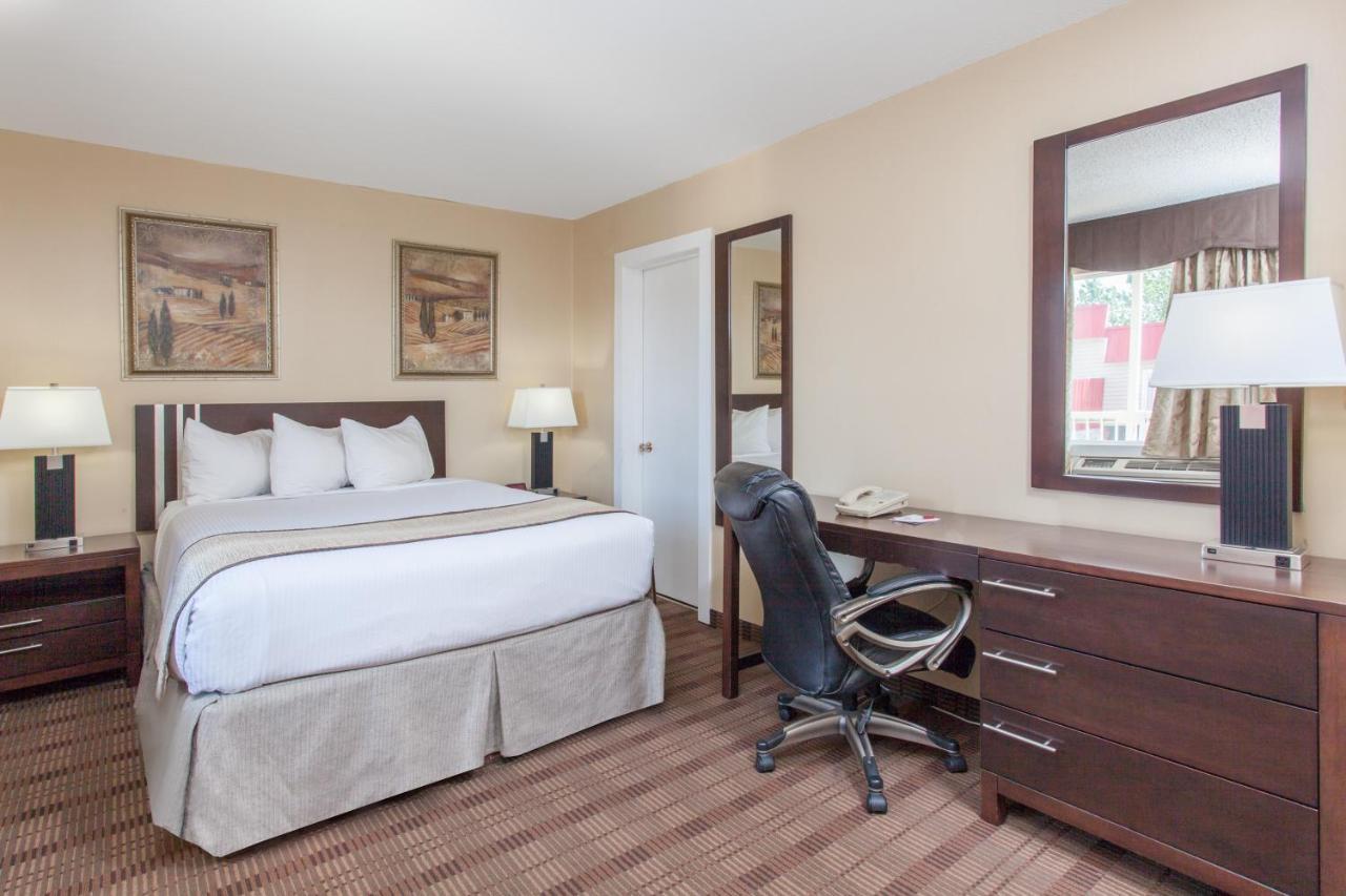Econo Lodge Inn & Suites Medicine Hat Eksteriør billede